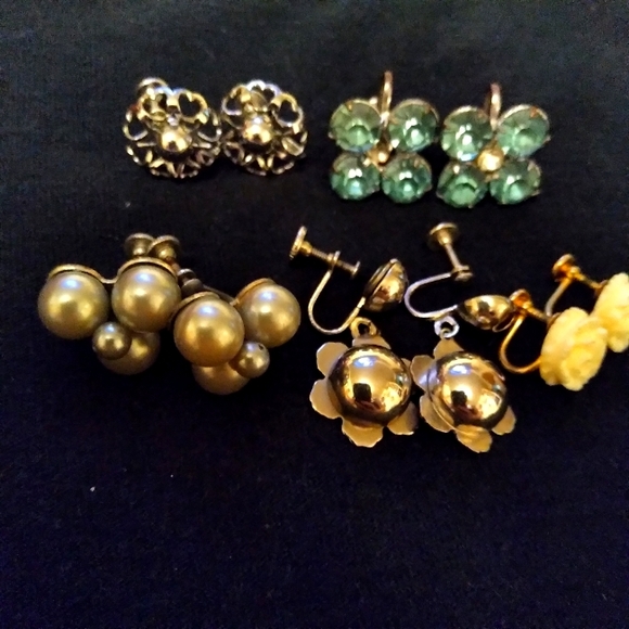Jewelry - 5 pairs of vintage screwback floral earrings